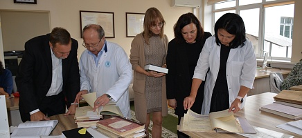 Литвалық әріптестер Архив зерттеушілері қатарында фото галереи 1