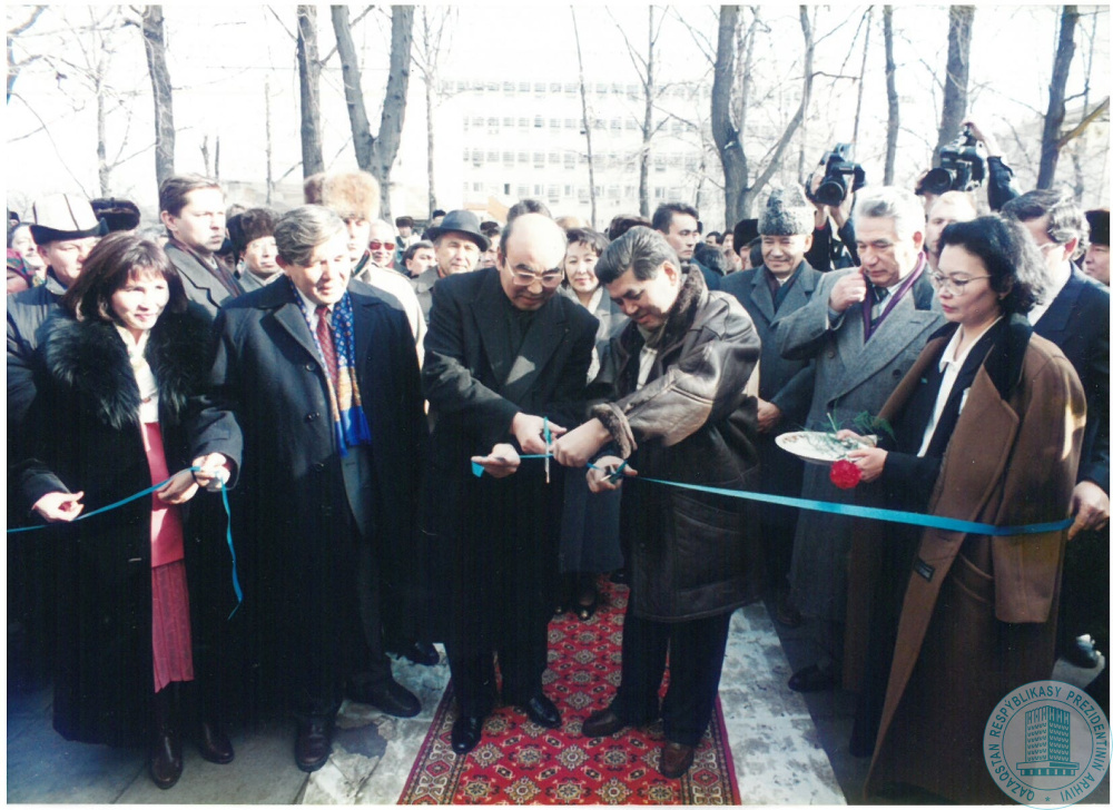 Фото из Қырғыз Республикасының Бішкек қаласында Абай Құнанбаевтың 150 жылдық мерейтойының салтанатты ашылуы. 1994 ж. 16 желтоқсан - 1
