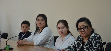 Алуа Байкадамова встретилась со школьниками фото галереи 4